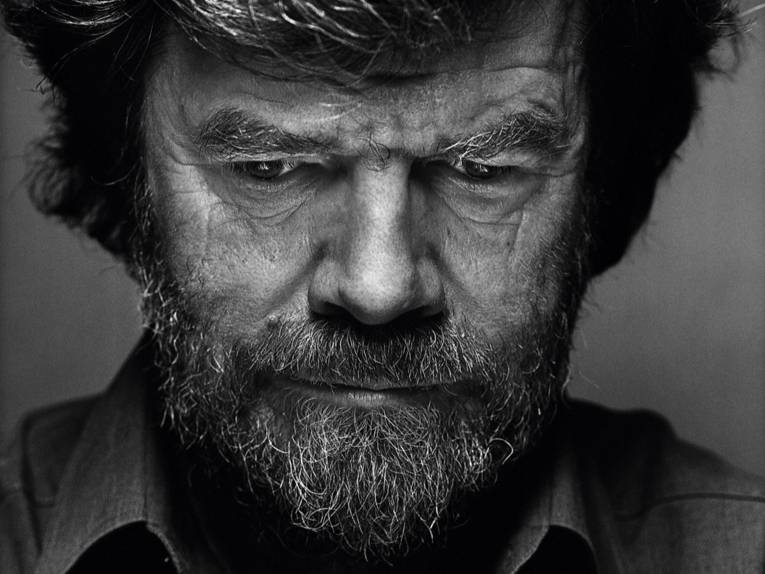 Zu sehen ist der Abenteurer Reinhold Messner in einer dramatischen Schwarz-Weß-Aufnahme.