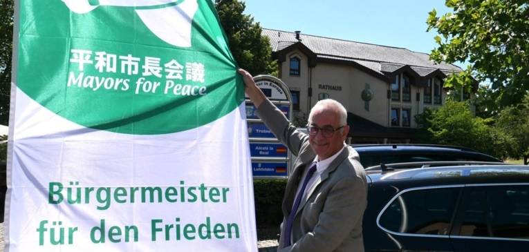Gemeinde Lohfelden zeigt Flagge für Frieden und nukleare Abrüstung