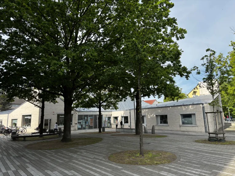 Auf dem Bild ist das Stadtteilzentrum Stöcken zu sehen