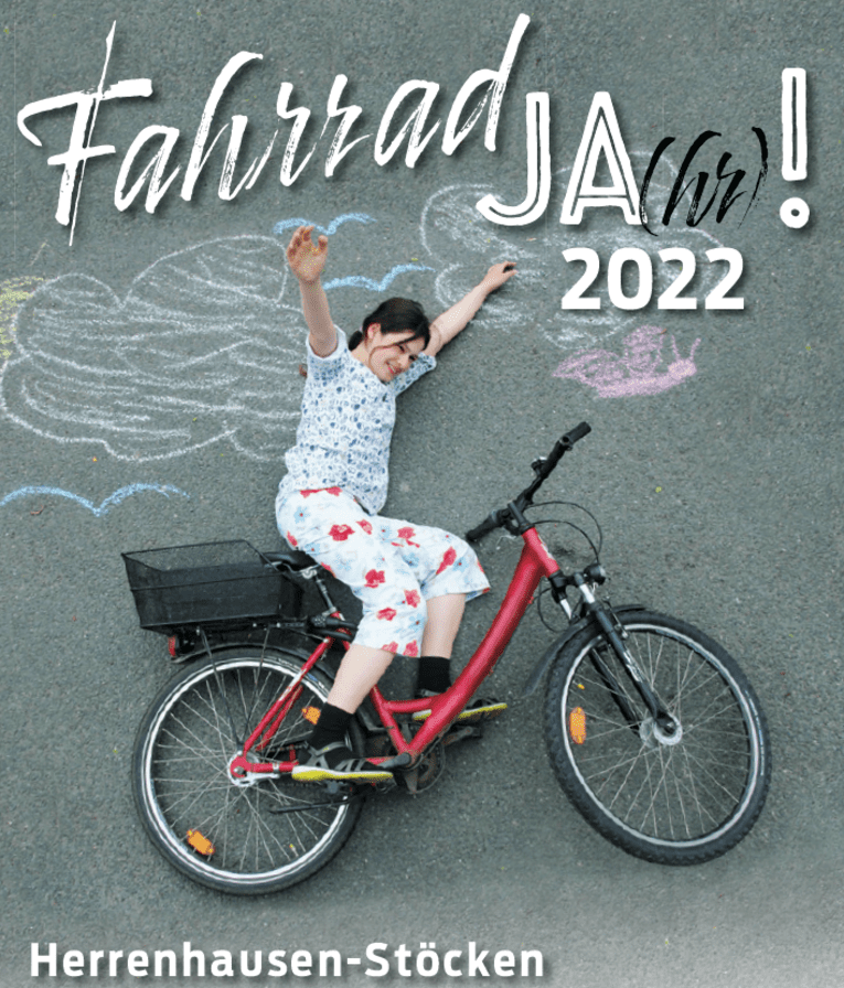 Titelbild zum Fahrrad-Ja(hr)! 2022 - ein Mädchen sitzt auf einem Fahrrad