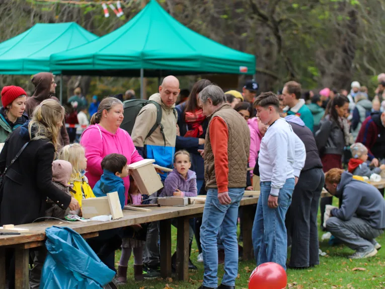 Menschen beim Tiergartenfest.