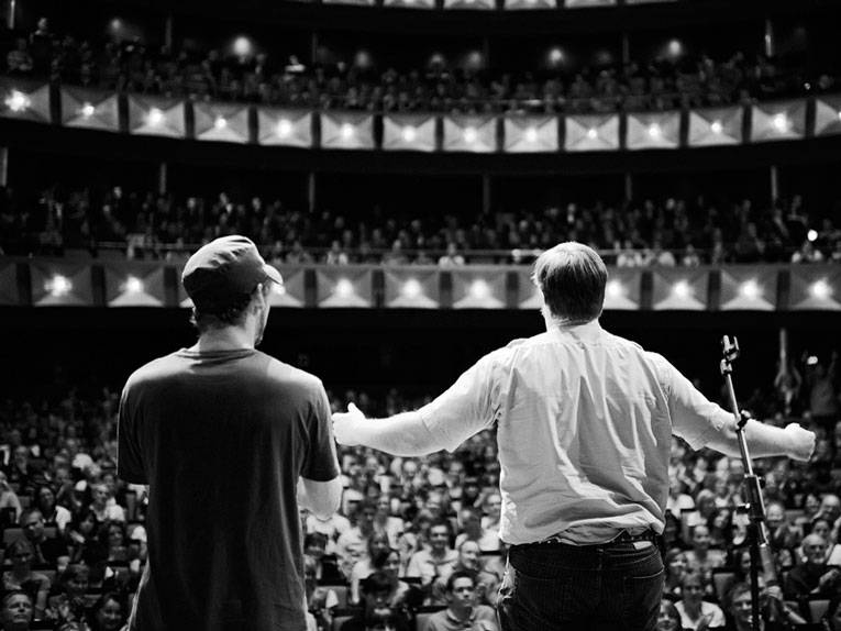 Zwei Männer stehen auf der Bühne des Opernhauses in Hannover