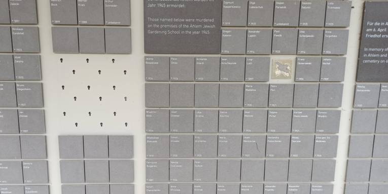 Besch&auml;digte und entfernte Namens-Tafeln und Info-Tafeln an der &bdquo;Wand der Namen&ldquo; auf dem Au&szlig;engel&auml;nde der Gedenkst&auml;tte Ahlem, Region Hannover.