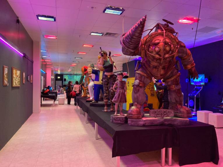 Ausstellungsraum mit lebensgroßen Comicfiguren
