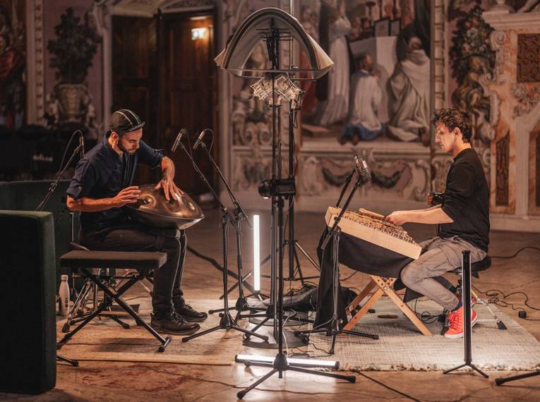Zwei Männer mit Steel Drum bzw. Hackbrett in einer reich verzierten Kirche