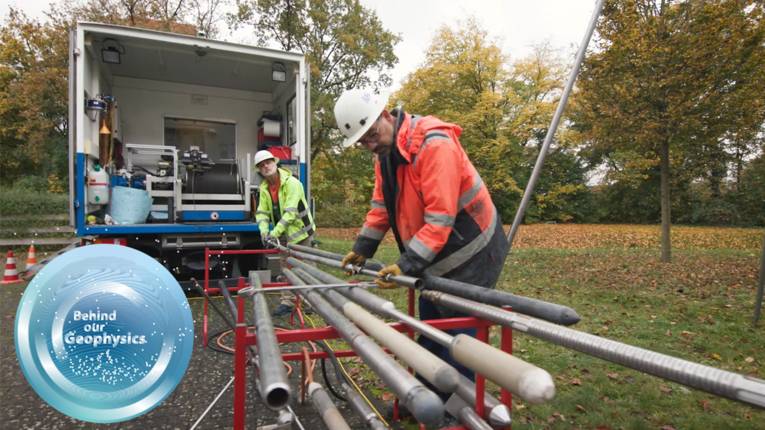 Bauarbeiter im Arbeitseinsatz mit Tiefenbohrwerkzeugen