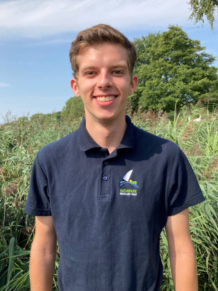 Portr&auml;tfoto eines Mannes mit Schilf im Hintergrund