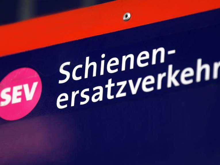 Ein Hinweisschild für den Schienenersatzverkehr