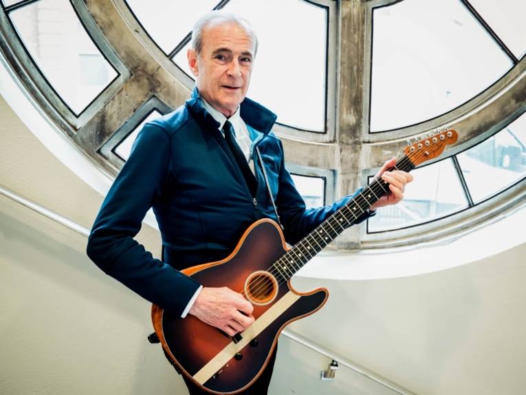 Zu sehen ist der Frontman der band „Status Quo“ Francis Rossi.
