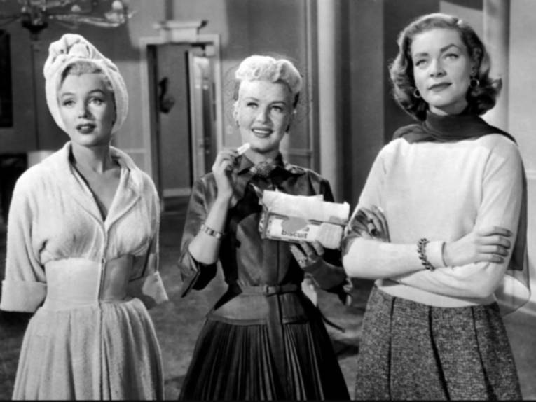 Drei Frauen in 1950er-Jahre-Kleidung.