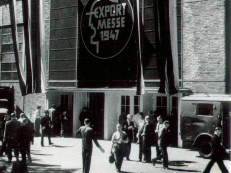 Eingang Hannover Messe 1947, schwarz-weiß Foto, Menschen vor dem Eingang
