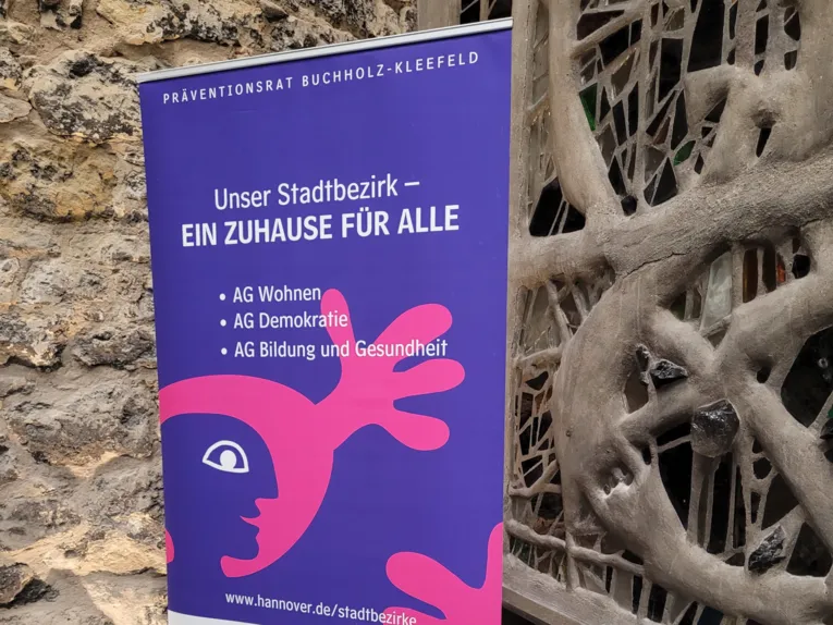 Roll-Up des Pr&auml;ventionsrates vor der Stadtmauer