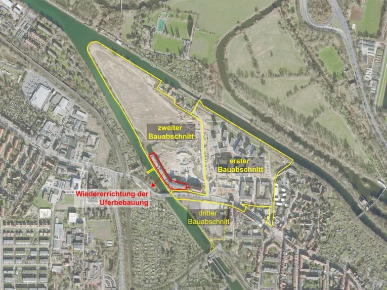 Ein Luftbild auf eine Landschaft aus Wiesen, Bäumen und Häusern. Dadurch zieht sich in Grün ein Fluss, der sich gabelt und eine dreieckige Insel umschließt. Darauf eingezeichnet und gelb beschriftet sind oben links der zweite Bauabschnitt, rechts daneben der erste Bauabschnitt und darunter der kleinere dritte Bauabschnitt sowie rechts ein kleiner rot eingezeichneter Bereich für die Wiedereinrichtung der Uferbebauung.
