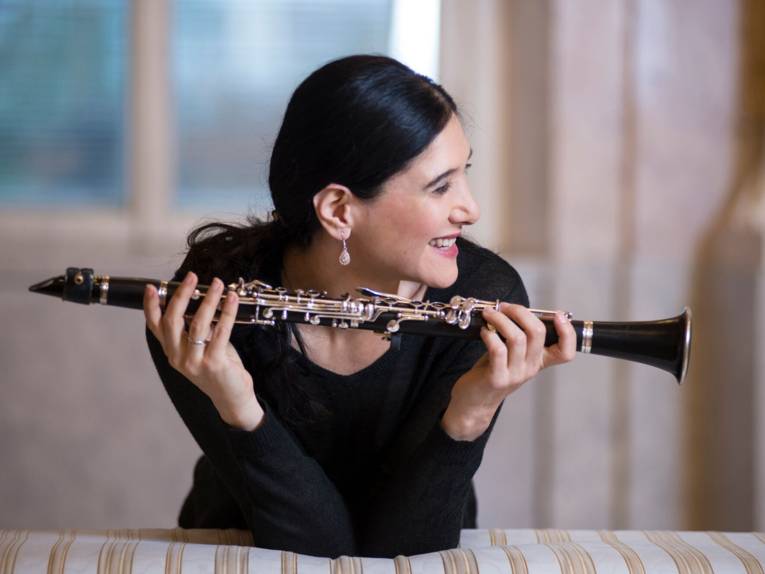 Eine Künstlerin mit ihrer Klarinette.
