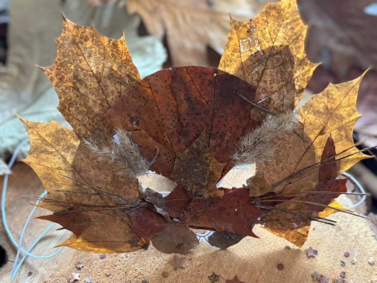 Faschingsmaske aus Laubbaumblättern und anderen Naturmaterialien.