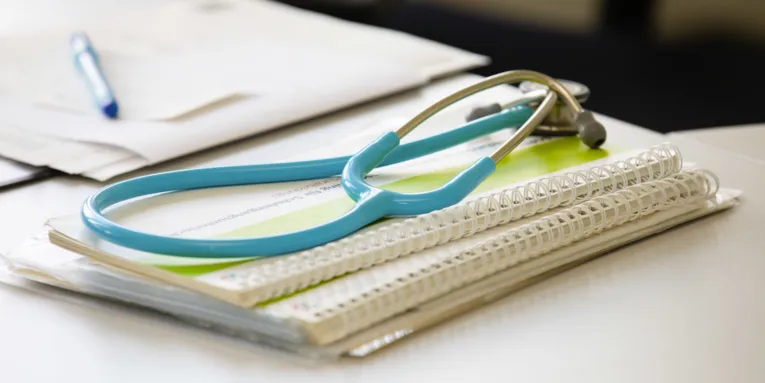 Stethoskop, Ringbuchunterlagen und Stift