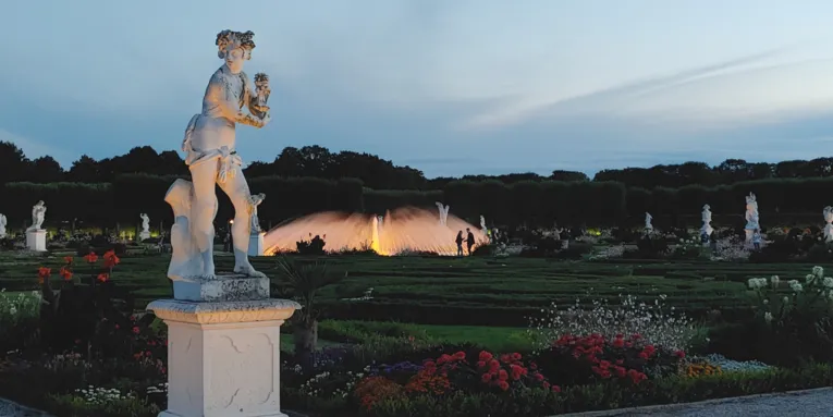 Barockgarten mit Frauen-Statue.
