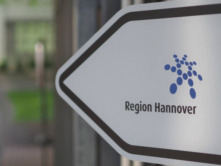 Regionslogo auf einem Wegweiser