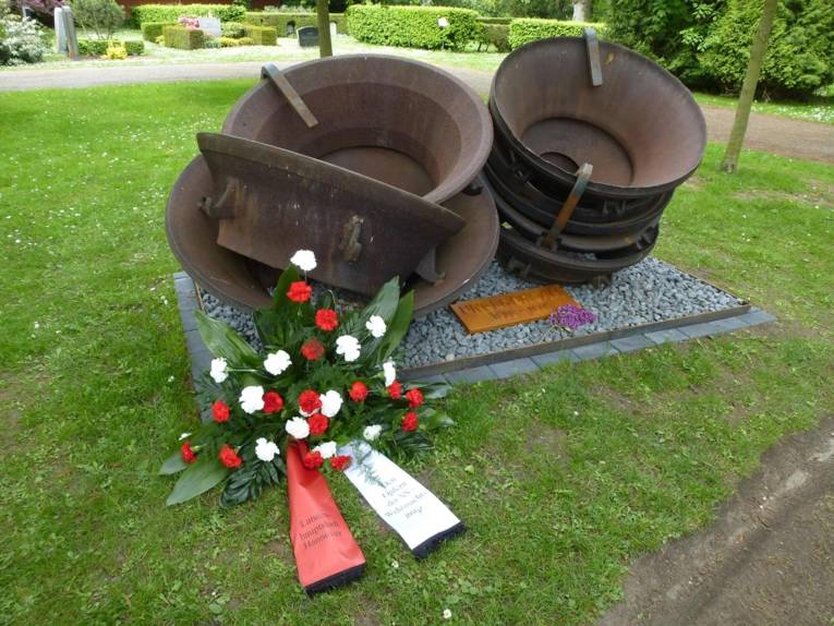 Denkmal "Ungehorsam 1939 - 1945" von Almut und Hans-Jürgen Breuste  auf dem Stadtteilfriedhof Fössefeld am 9. Mai 2015