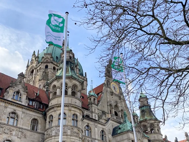 Flaggen vor einem Gebäude.
