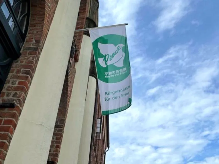 Die &bdquo;Mayors for Peace&ldquo;-Flagge am Parchimer Rathaus als Zeichen f&uuml;r eine atomwaffenfreie Welt