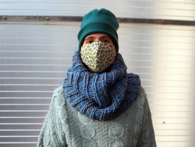 Person in einem Winteroutfit.