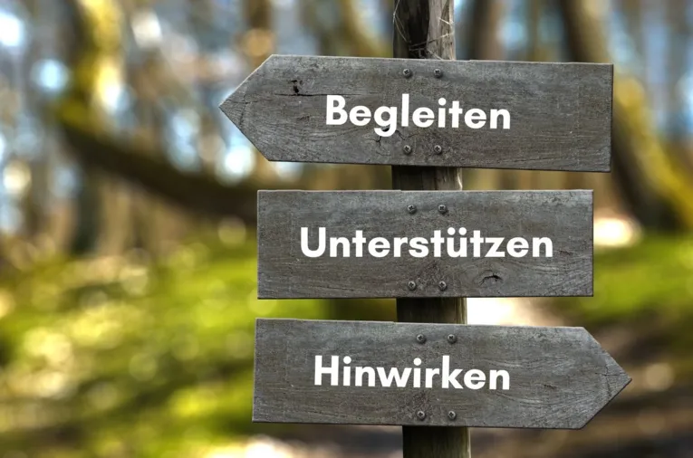Wegweiser mit der Beschriftung: Beraten, unterstützen, hinwirken