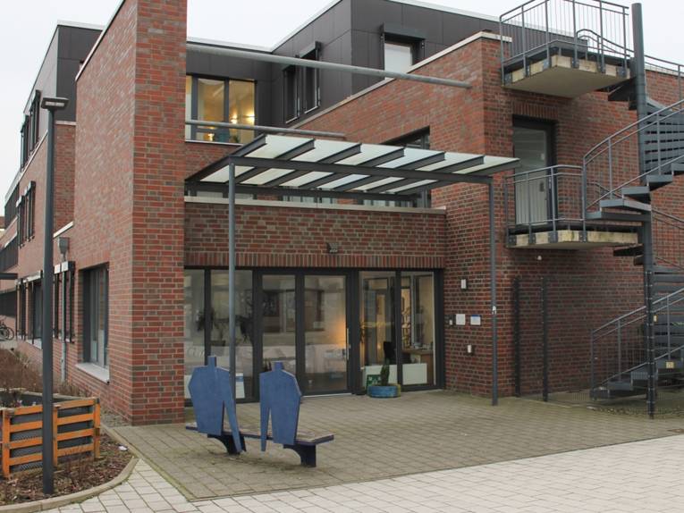 Blick auf den Eingang eines Geb&auml;udes.