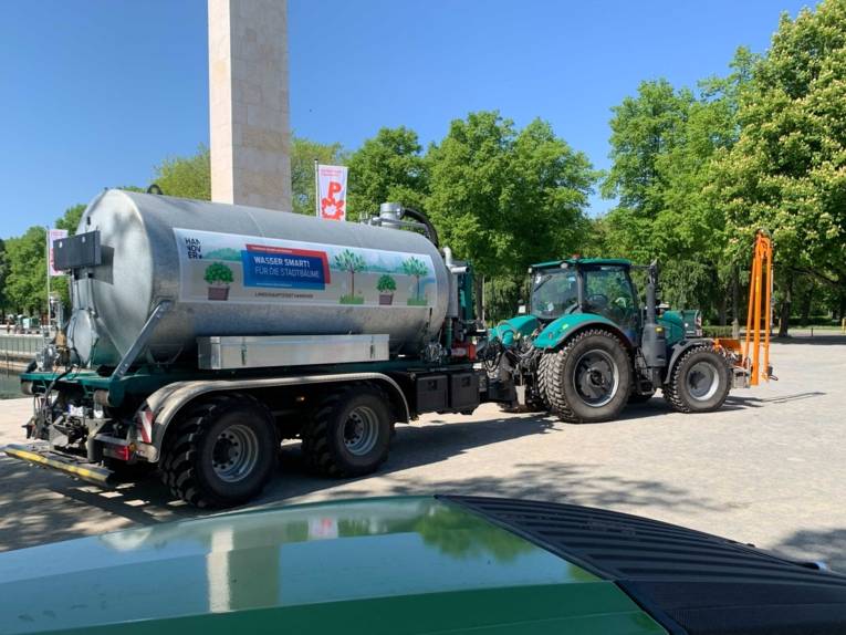 Ein Bewässerungsfahrzeug der Stadt Hannover.