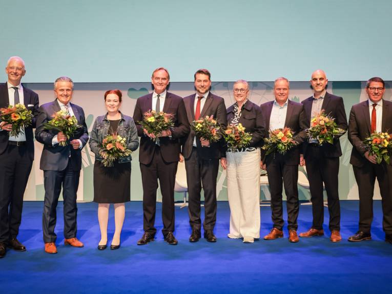 Menschen auf einer Bühne.