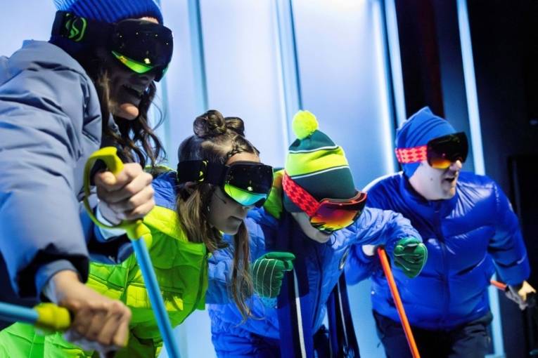 Zwei Schauspielerinnen und zwei Schauspieler in Ski-Ausrüstung auf einer Bühne.