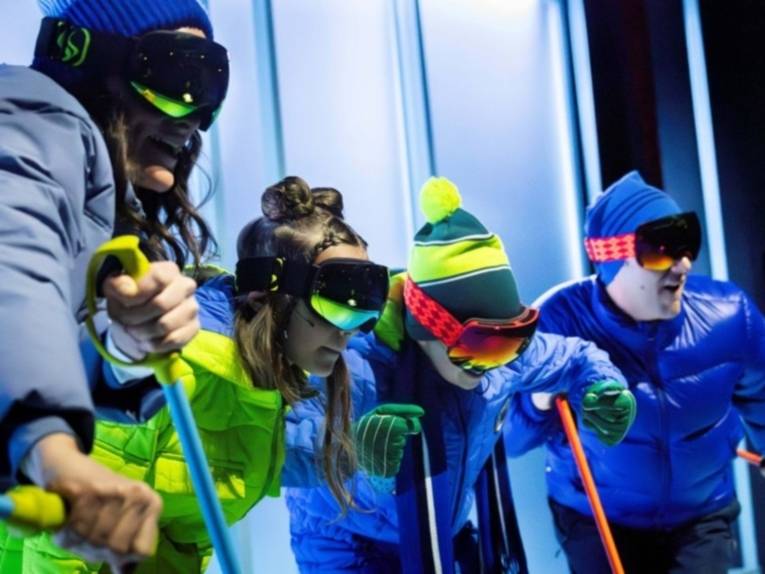 Zwei Schauspielerinnen und zwei Schauspieler in Ski-Ausrüstung auf einer Bühne.