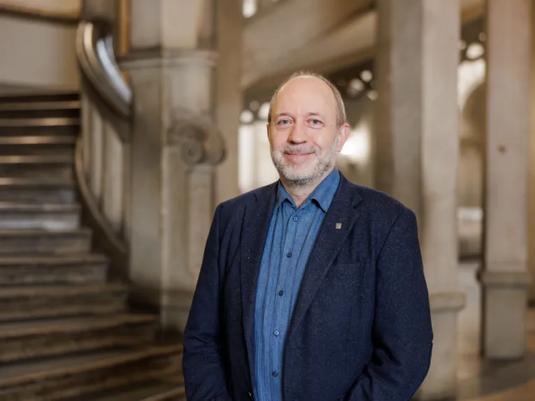 Ein Porträtfoto von Lars Baumann, Leiter des Dezernats für Personal, Digitalisierung und Recht
