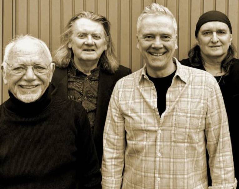 Vier lächelnde Männer