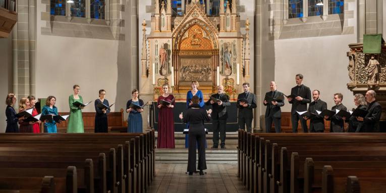 Kleiner singender Chor mit Dirigent