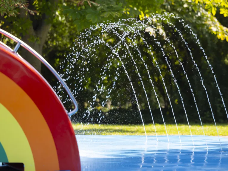 Kinderbecken mit Wasserspiel und Rutsch