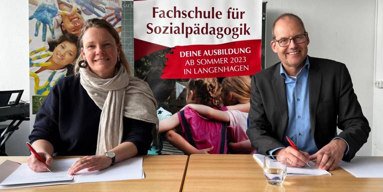 Langenhagens Stadträtin Eva Bender und Ulf-Birger Franz, Bildungsdezernent der Region Hannover, beim Unterschreiben der Verträge.