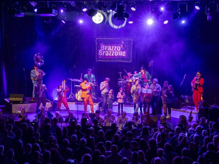 Die Band Brazzo Brazzone auf der Bühne
