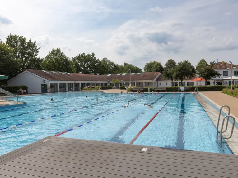 Plattform, die ins Schwimmbecken reinragt.