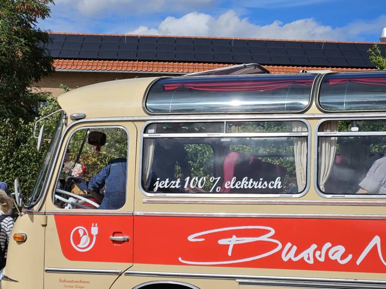 Ein alter Bus mit dem Hinweis, dass er komplett elektrisch betrieben wrid