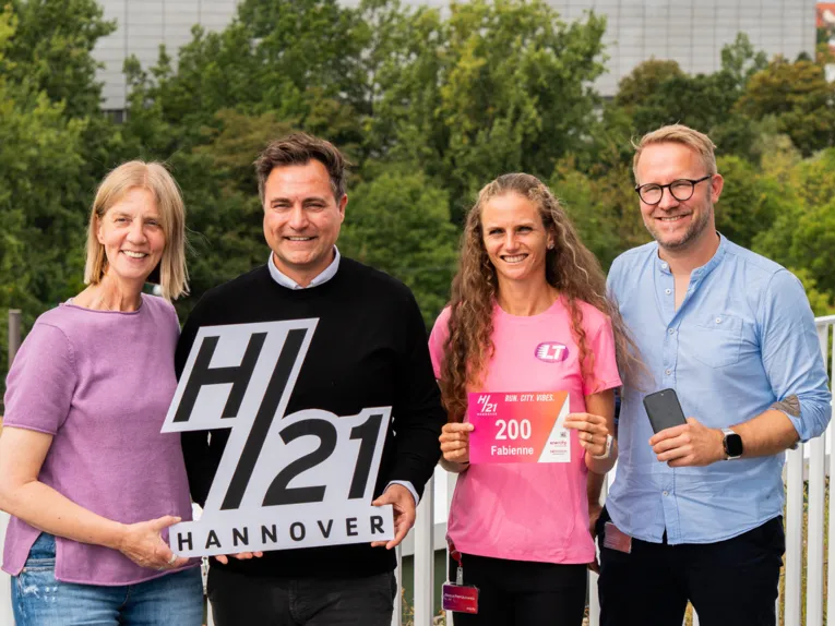 Zwei Männer und zwei Frauen.
