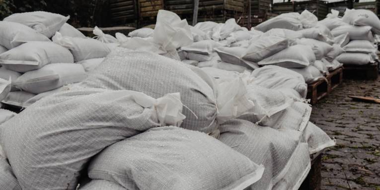 Großer Stapel gefüllter Sandsäcke