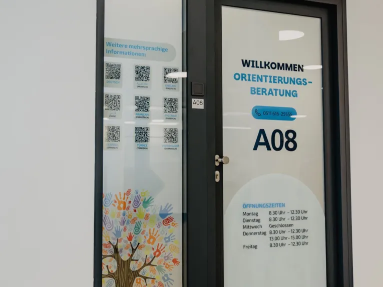Tür, auf der steht: Orientierungsberatungsstelle