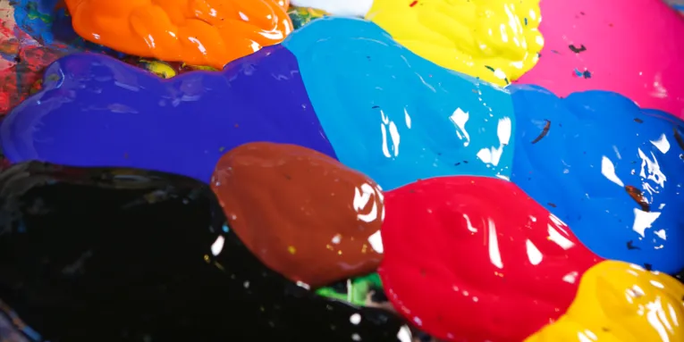 Verschiedene Farben sind noch getrennt voneinander auf eine Malpalette