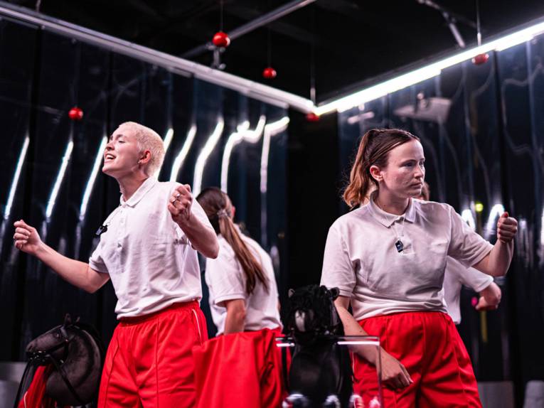 Mehrere Personen auf einer Bühne