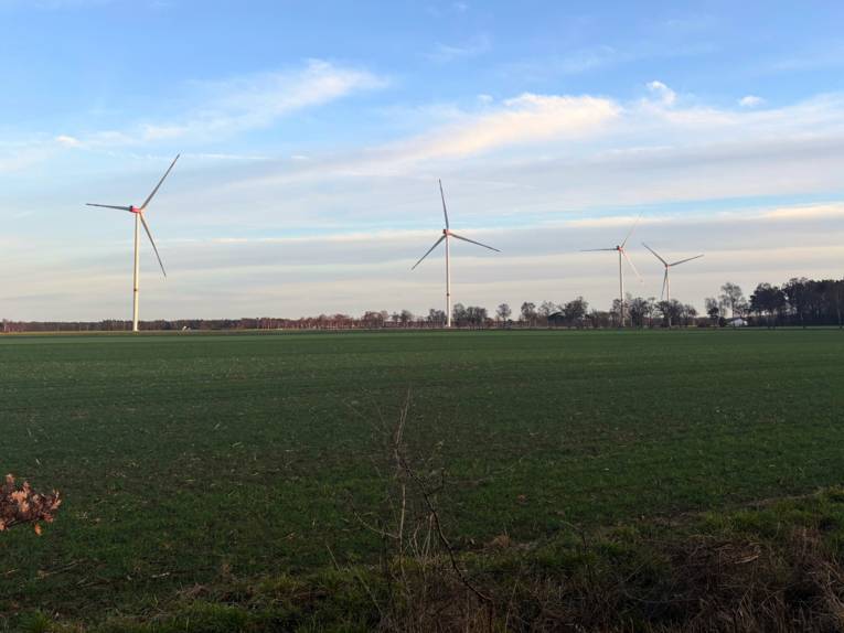 Vier Windkrafträder