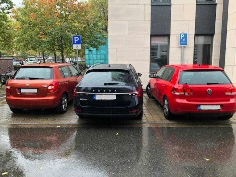 3 Autos auf 2 Behindertenparkpl&auml;tzen