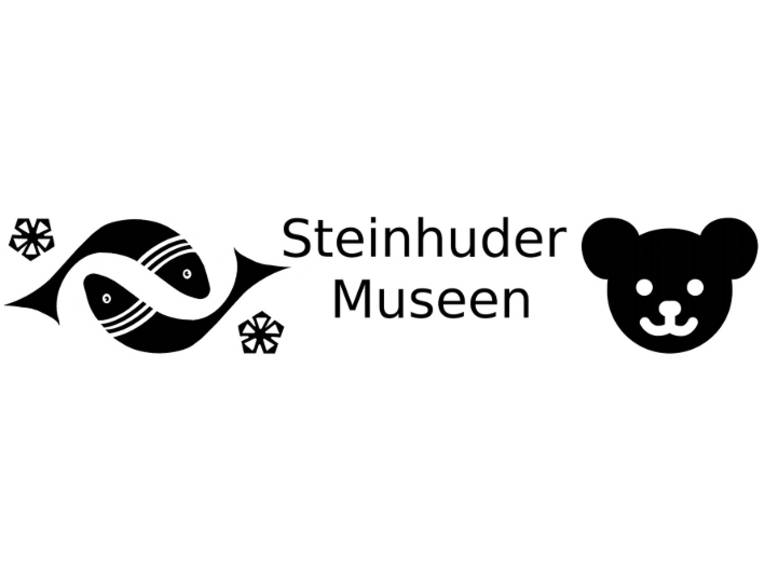 Logo: Schwarze Zeichen auf weißem Grund symbolisieren Fische, Kleeblätter und den Kopf eines Teddybären. Dazwischen steht der schwarze Text "Steinhuder Museen".