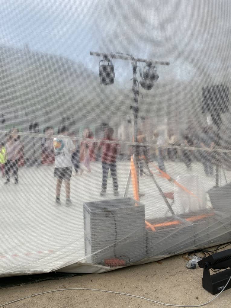 Menschen tanzen im Städtoskoop.