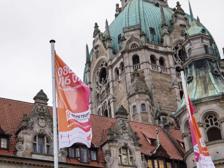 Flaggen vorm Neuen Rathaus Hannover. Diese machen auf den Orange Day aufmerksam.